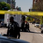 La cinta policial rodea el Old National Bank después de que un hombre armado abriera fuego en Louisville, Kentucky.