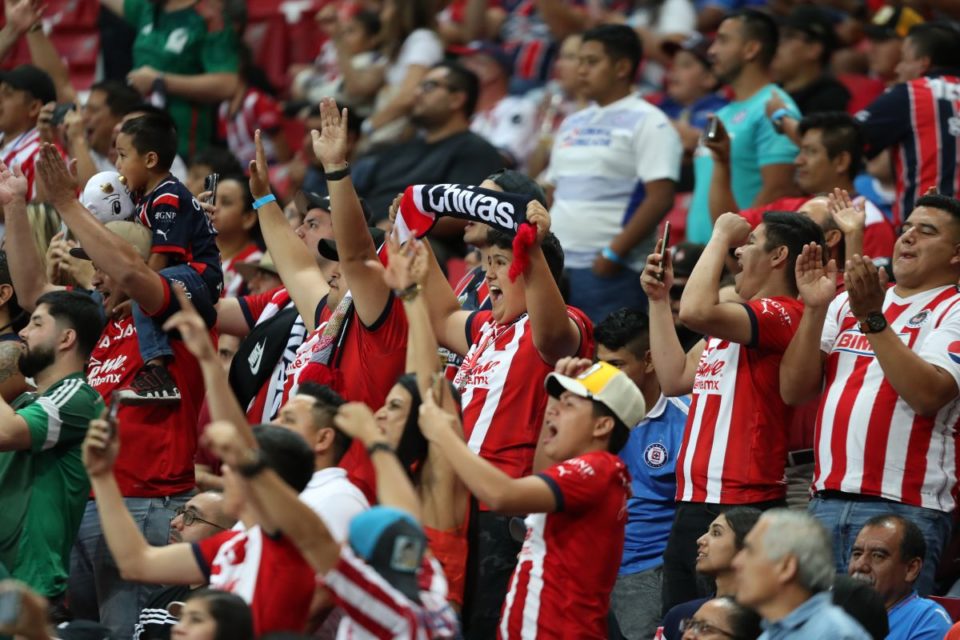 Los fanáticos de Chivas celebraron con todo la victoria ante Cruz Azul.