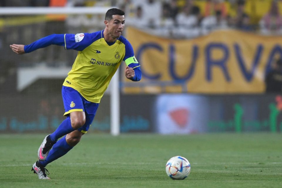 El delantero portugués de Nassr, Cristiano Ronaldo, corre con el balón durante el partido de fútbol de la Saudi Pro League entre Al-Nassr y Al-Raed en el al-Awwal Park Stadium en la capital saudí, Riad, el 28 de abril de 2023.