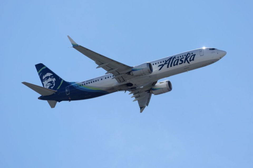 La mujer de 32 años supuestamente amenazó con matar a un asistente de vuelo de Alaska Airlines.