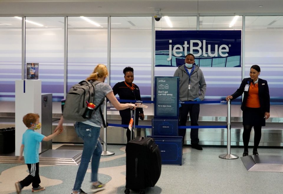 Pasajeros de JetBlue en el aeropuerto de Fort Lauderdale, en Florida.