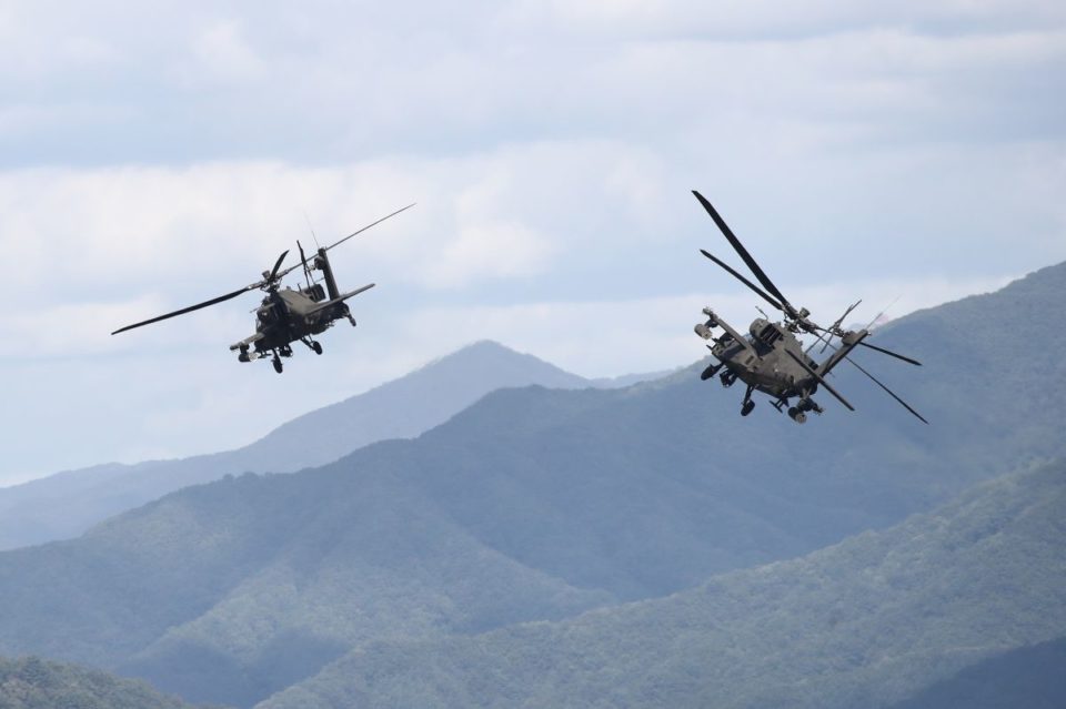 Helicópteros AH-64 Apache.