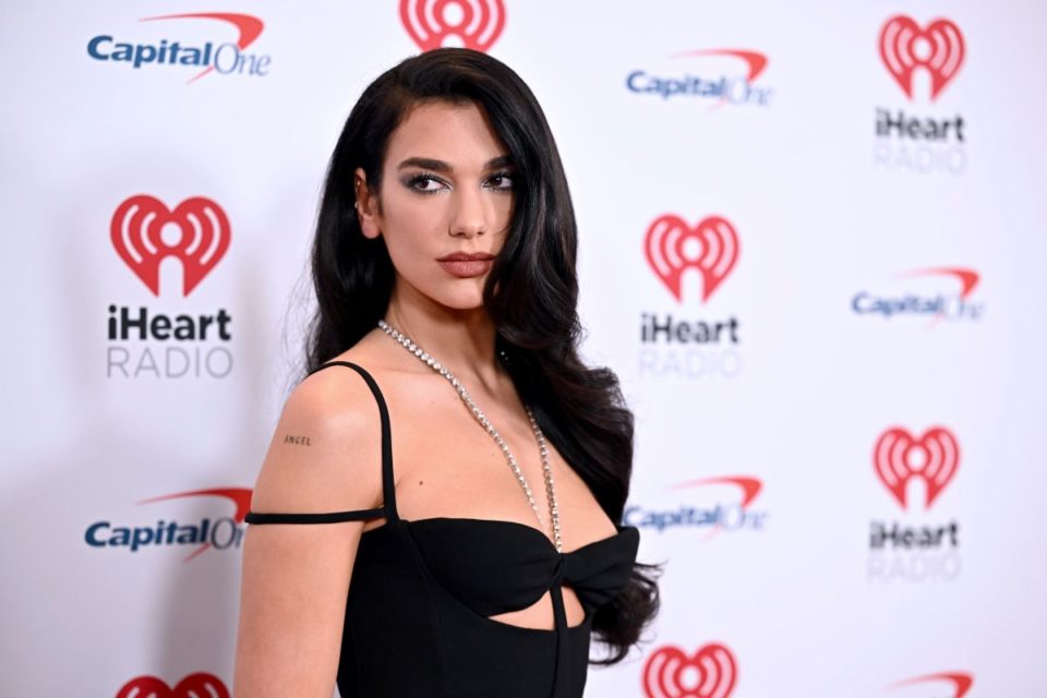 La cantante Dua Lipa sorprendió con una gran transformación.