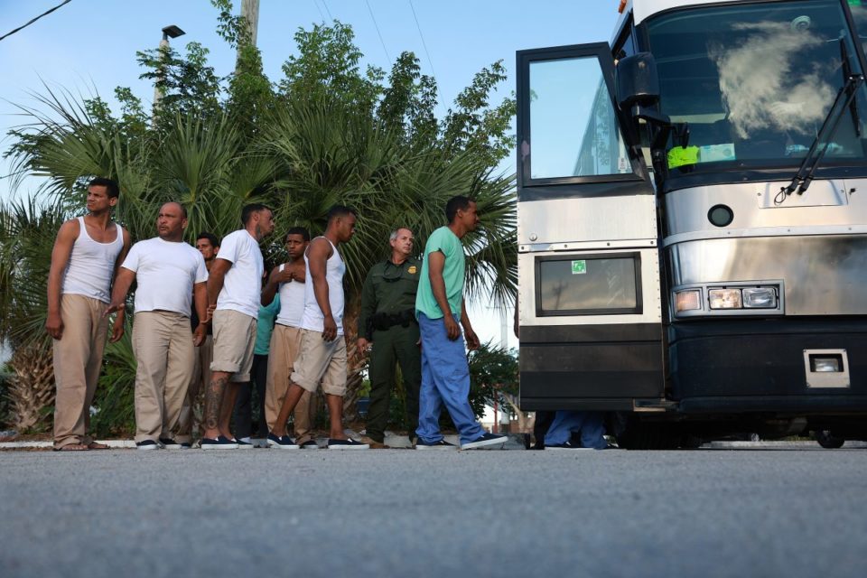 Dos de los cubanos devueltos "fueron trasladados a los órganos de investigación".