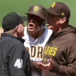 Manny Machado discutiendo con el umpire.