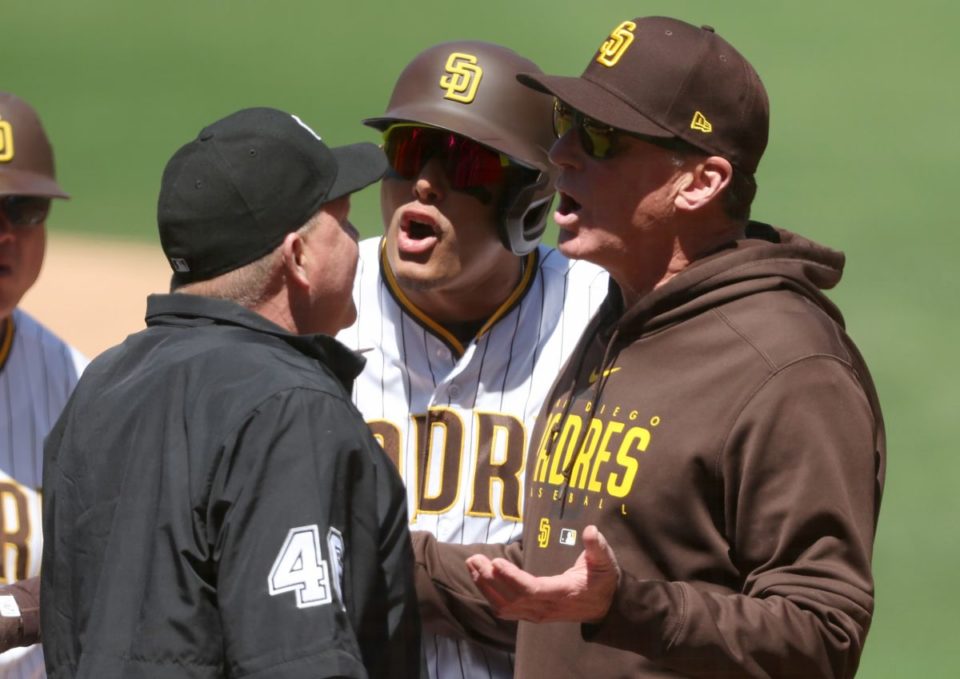 Manny Machado discutiendo con el umpire.