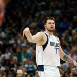 Luka Doncic jugó menos de la primera mitad del partido.