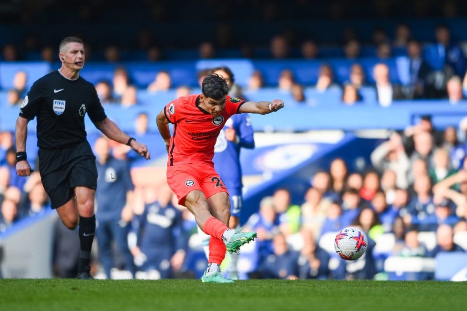 Julio Enciso al momento de marcar ante Chelsea.