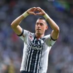 Rogelio Funes Mori celebra el segundo de sus tres goles antes Pumas de la UNAM.