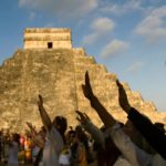 Los visitantes levantan la mano durante los festejos por el fin del ciclo maya conocido.