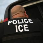 ICE mantiene a más de 24,000 inmigrantes bajo custodia.