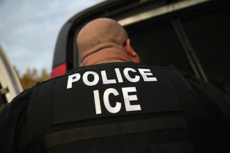 ICE mantiene a más de 24,000 inmigrantes bajo custodia.