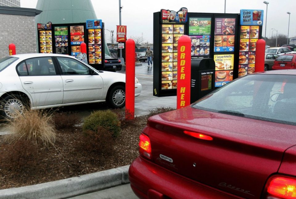 La mujer fue arrestada luego de desmayarse en la fila para el autoservicio de un McDonald's.