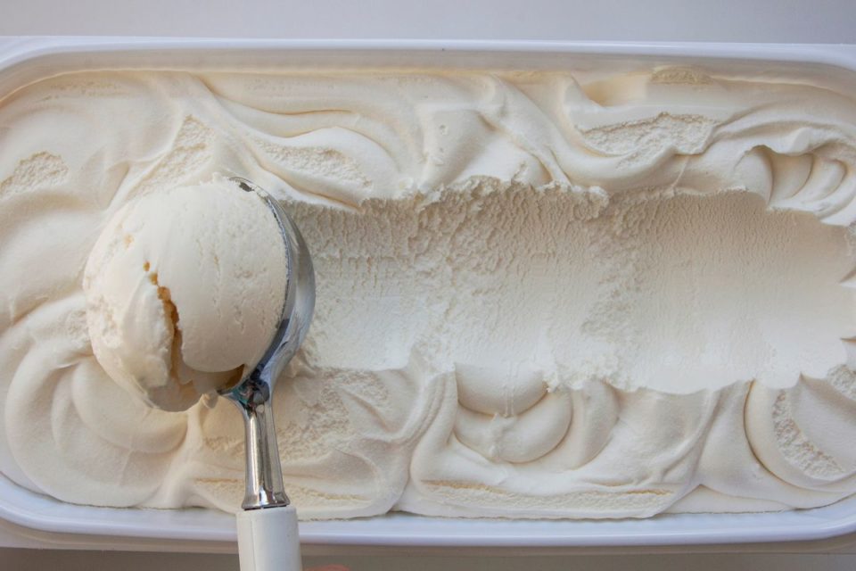 El helado de queso cottage es un postre que se ha convertido en tendencia en TikTok.