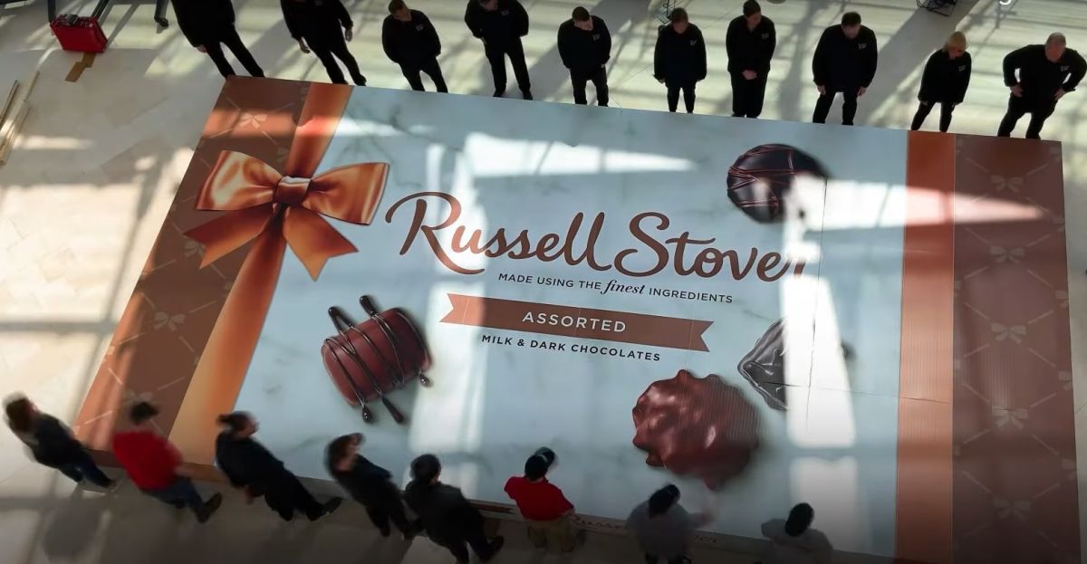 La fábrica de chocolates Russell Stover Candies hizo una gran réplica de su clásica caja de regalo, con 5,000 libras de chocolates.