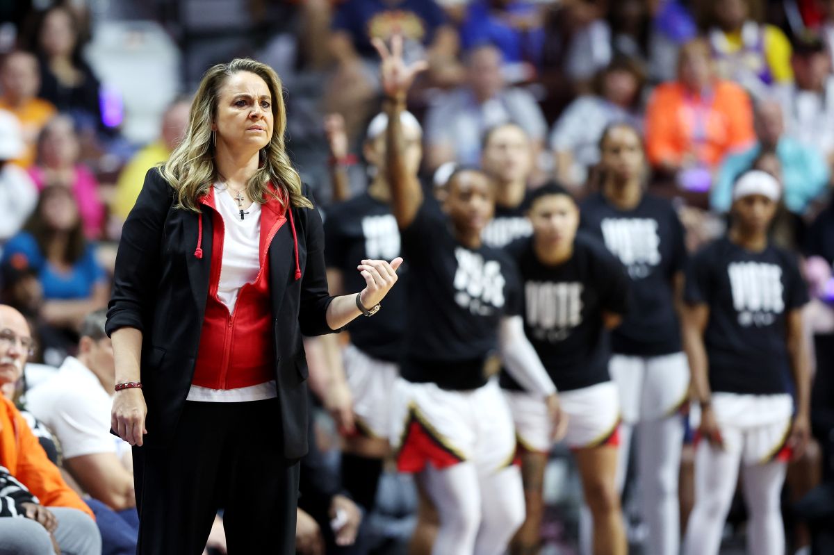 Becky Hammon, entrenadora de Las Vegas Aces de la WNBA.