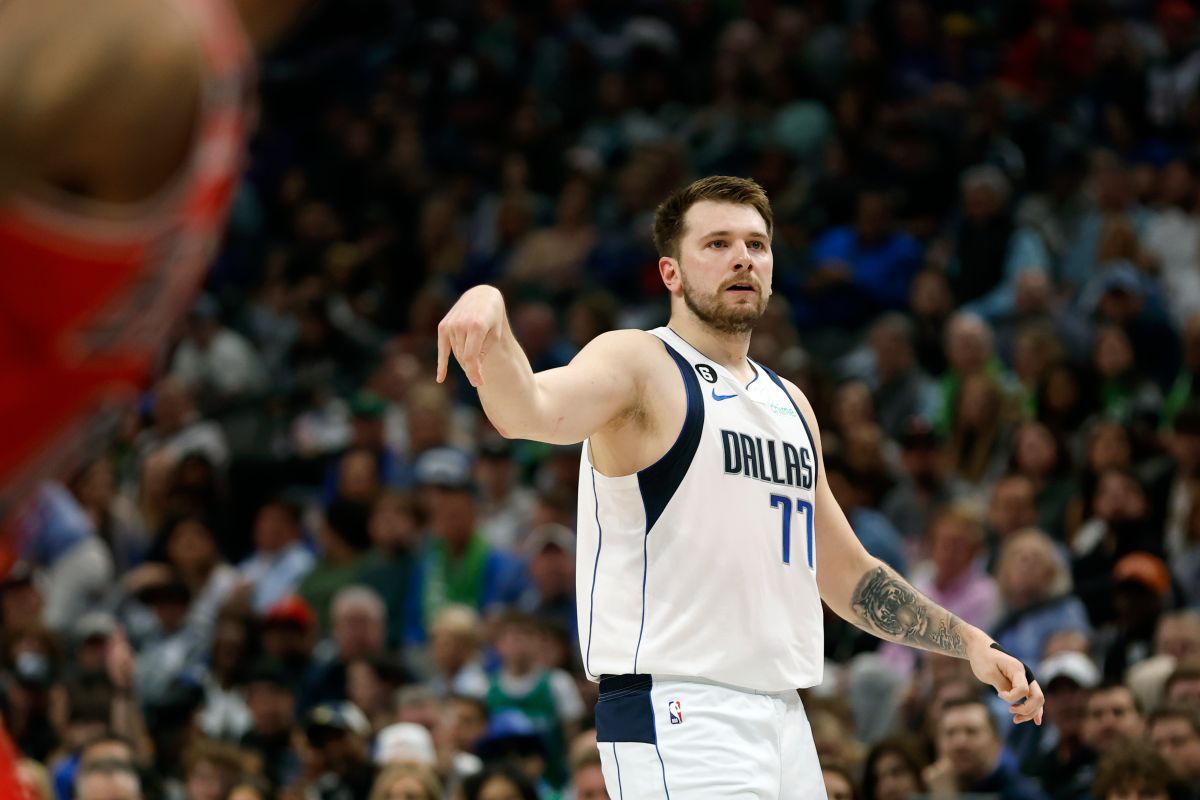 Luka Doncic jugó menos de la primera mitad del partido.