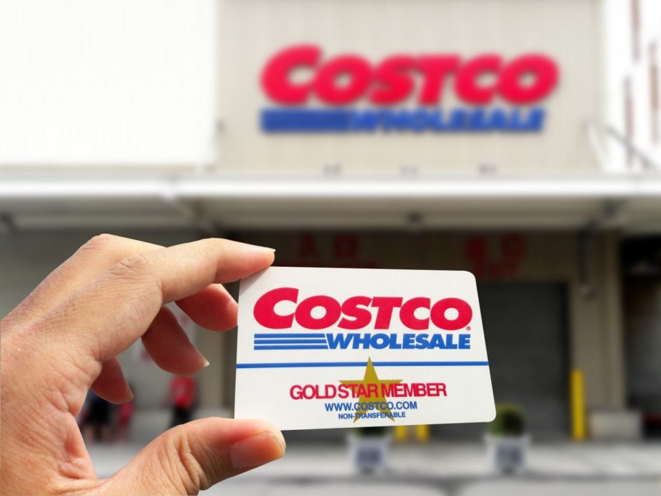 Costco requiere que los compradores paguen una cuota anual de membresía y la tienda explica sus razones.