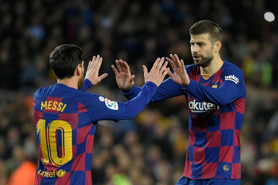 Gerard Piqué (D) quiere que Messi (I) vuelva al Barcelona.