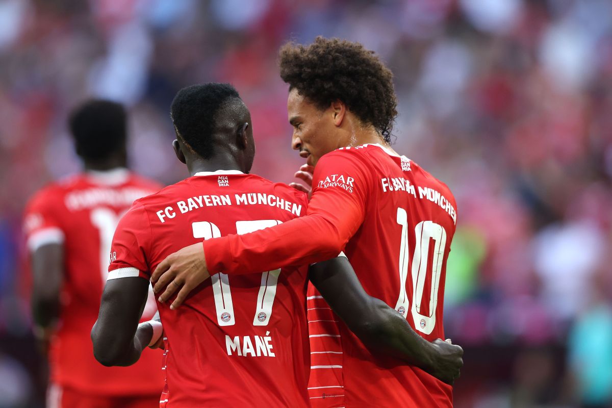 Sadio Mané (I) junto a Leroy Sané (D) en un juego del Bayern Múnich.