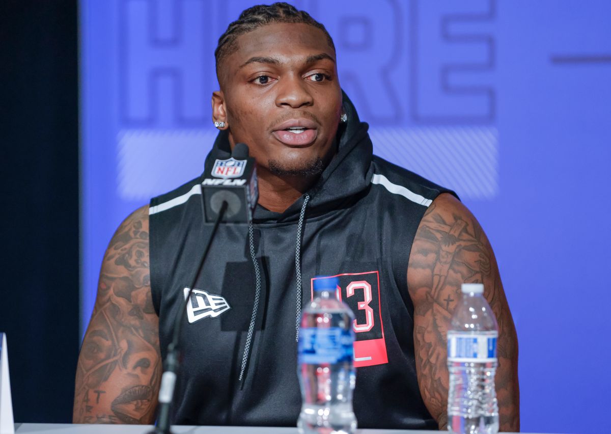 Perrion Winfrey durante una rueda de prensa previa al draft de la NFL.