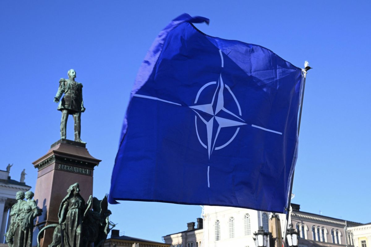 La bandera de la OTAN ondea en la Plaza del Senado en Helsinki, Finlandia.