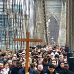 Vista de la procesión del Viernes Santo por el puente de Brooklyn el 7 de abril de 2023.