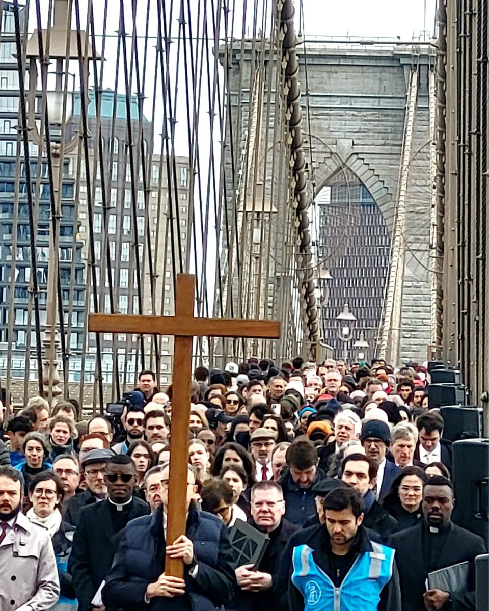 Vista de la procesión del Viernes Santo por el puente de Brooklyn el 7 de abril de 2023.