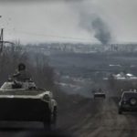 Un grupo de vehículos blindados del ejército ucraniano recorren un camino en la localidad de Bajmut, en la provincia de Donetsk del este de Ucrania.