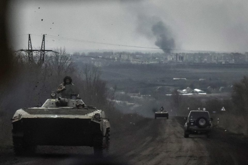 Un grupo de vehículos blindados del ejército ucraniano recorren un camino en la localidad de Bajmut, en la provincia de Donetsk del este de Ucrania.