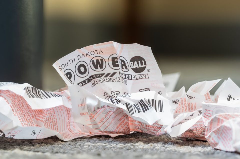 Los números ganadores de Powerball que salieron sorteados el 31 de octubre de 2022 son 13-19-36-39-59, con el número Powerball 13.