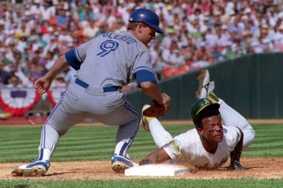 Rickey Henderson robando una base.