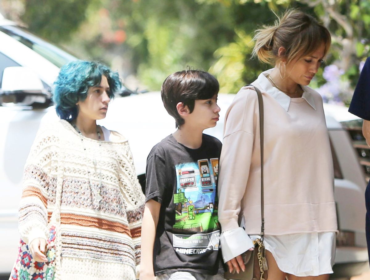 Jennifer López junto a sus hijos Emme y Max.