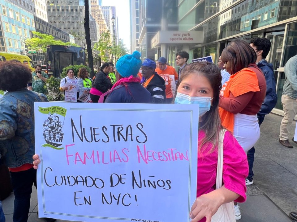 La madre mexicana María Gregorio exige fondos para subsidiar cupos en guarderías