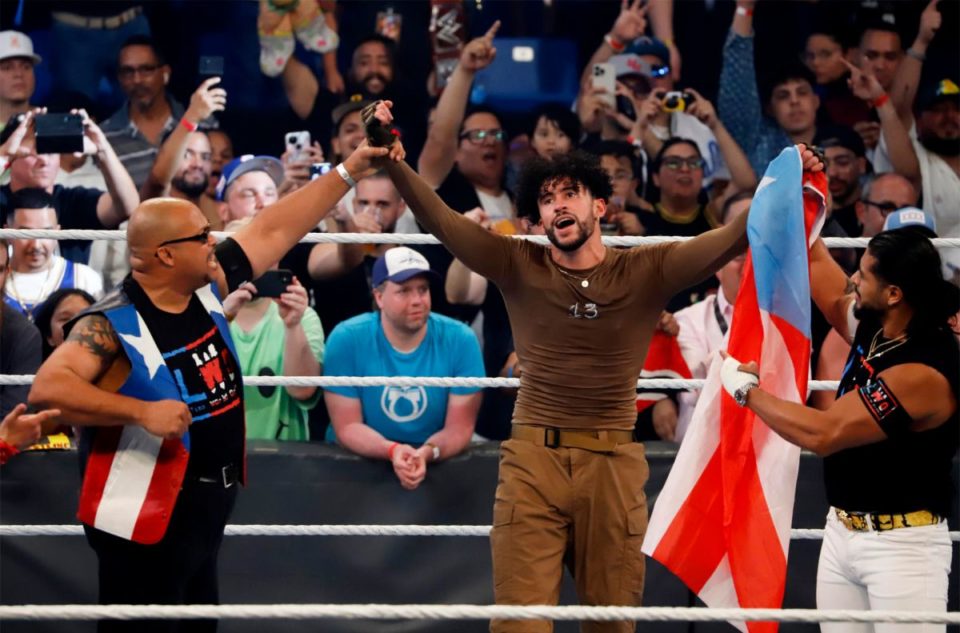 Bad Bunny celebra tras derrotar a Damian Priest en Puerto Rico.