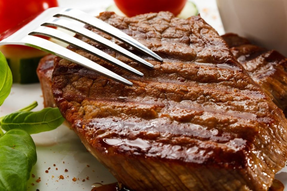 Hay varias formas de recalentar un bistec sin que se reseque, ya sea en horno, estufa o freidora.