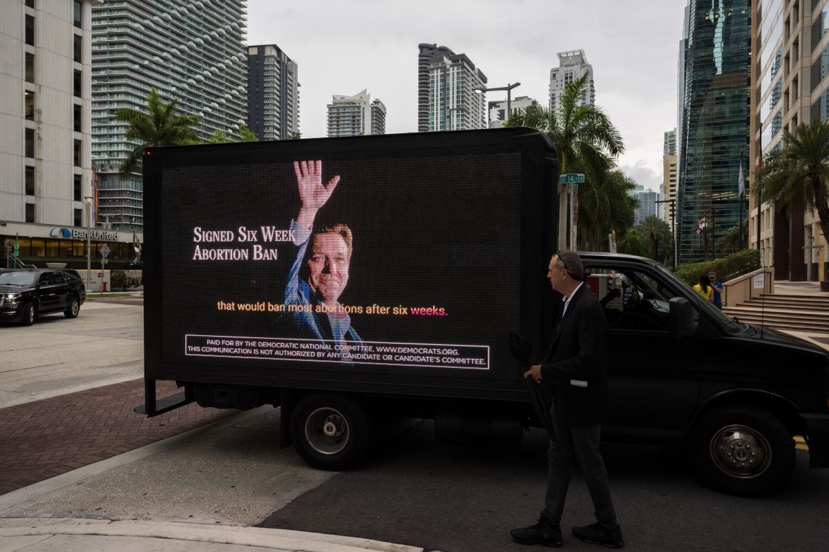 Un billboard móvil contra la candidatura de Ron DeSantis a la presidencia auspiciado por el Comité Nacional Demócrata circula por las calles de Miami, Florida.