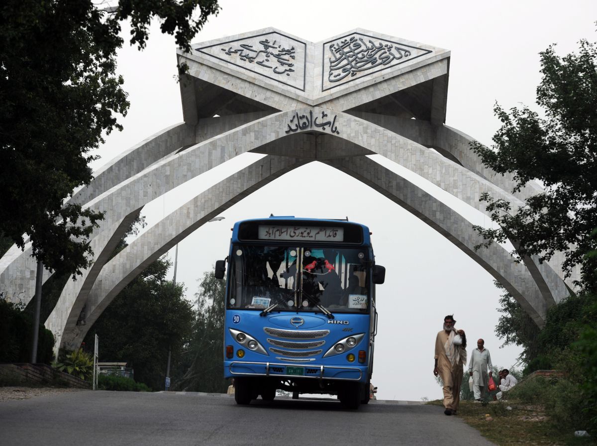 Un funcionario policial en Pakistán disparó contra un autobús escolar lleno de niñas, asesinando a una durante el tiroteo.