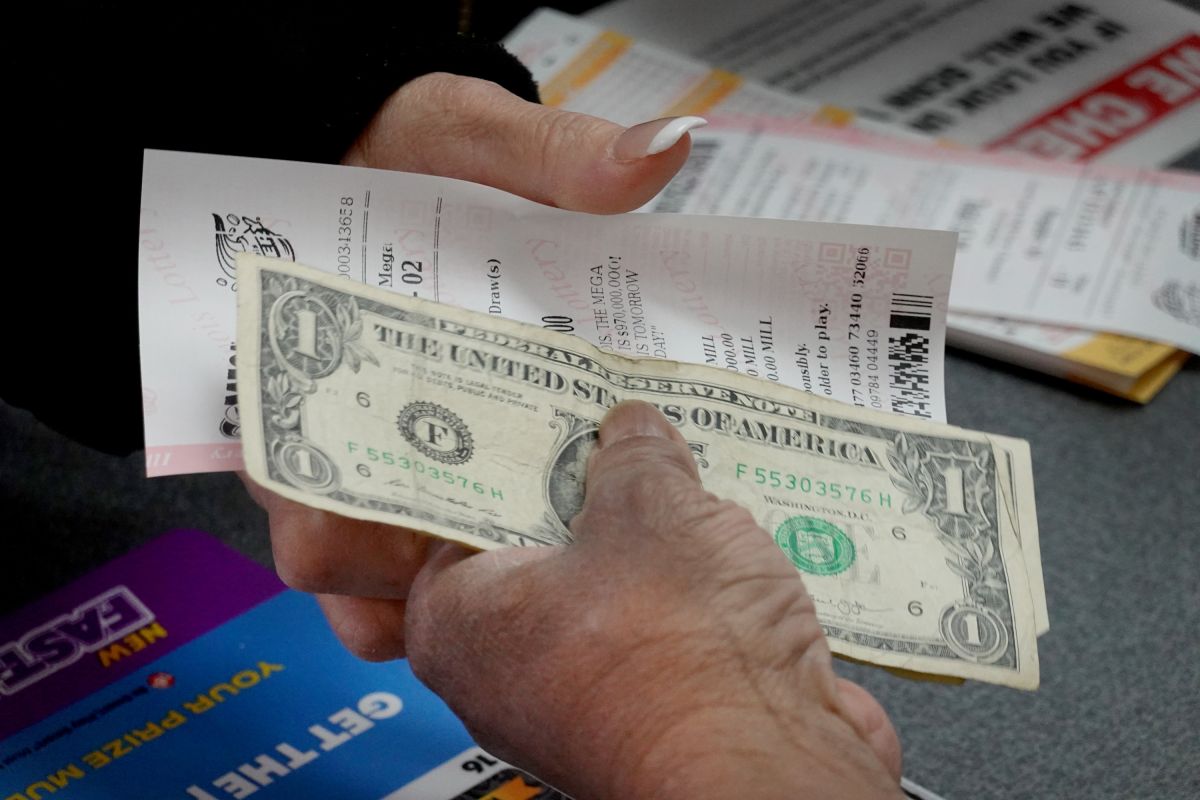 El hombre tomó malas decisiones con su premio de lotería.