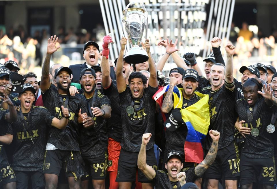 Los Ángeles FC alzando el título de campeón.