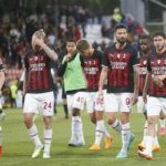 Jugadores del AC Milan se lamentan tras una nueva derrota.