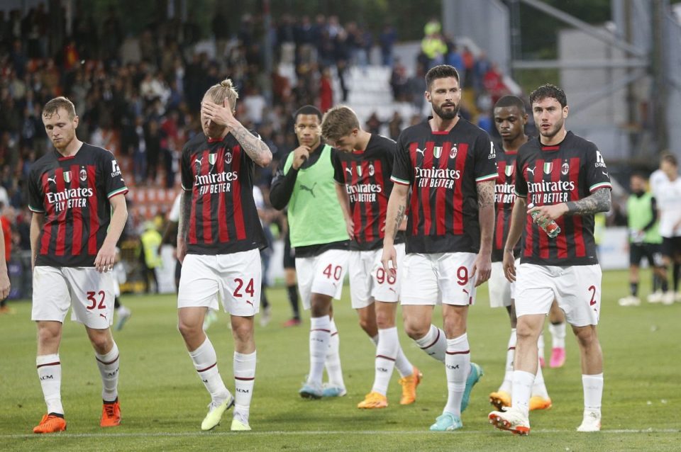 Jugadores del AC Milan se lamentan tras una nueva derrota.