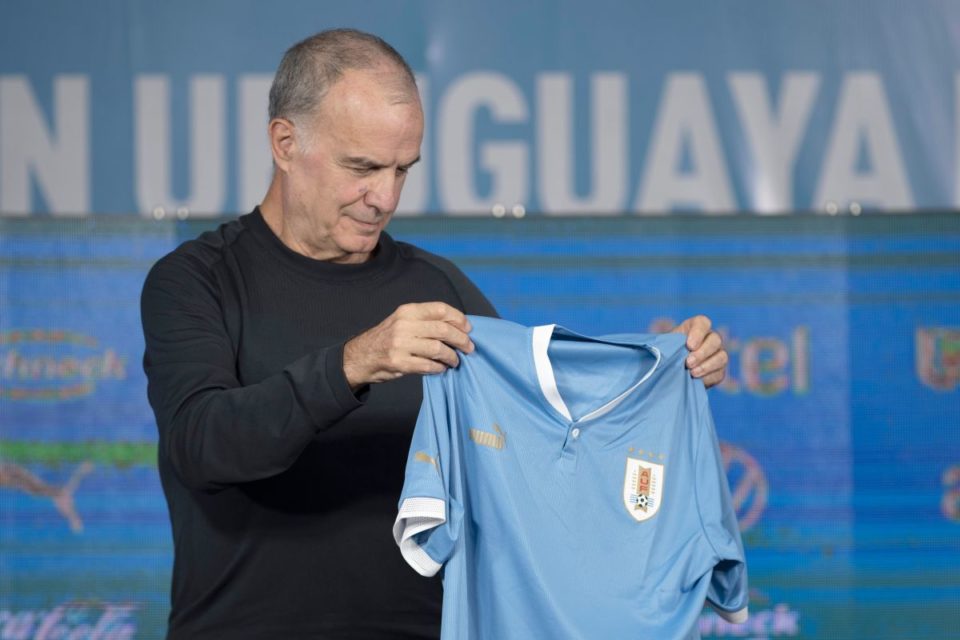 Marcelo Bielsa con la camiseta de la selección uruguaya.