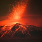 El volcán Popocatépetl lanza material incandescente.