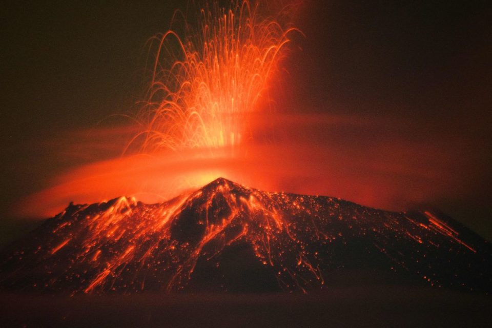 El volcán Popocatépetl lanza material incandescente.