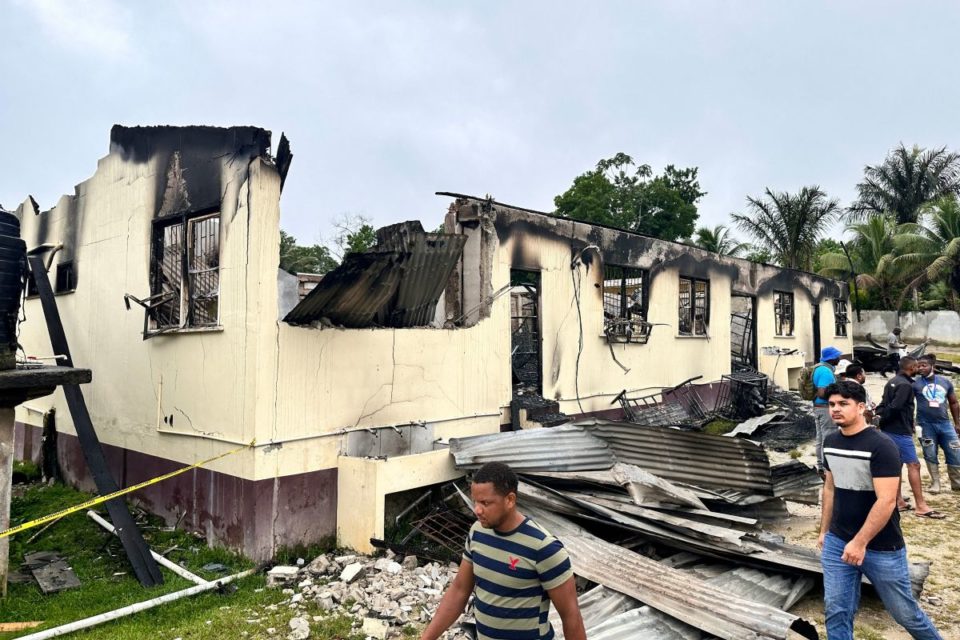 Escuela de la localidad de Mahdia incendiada entre los escombros.