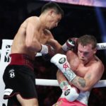 Dmitry Bivol (L) golpea a Canelo Álvarez durante su combate del pasado 7 de mayo de 2022.