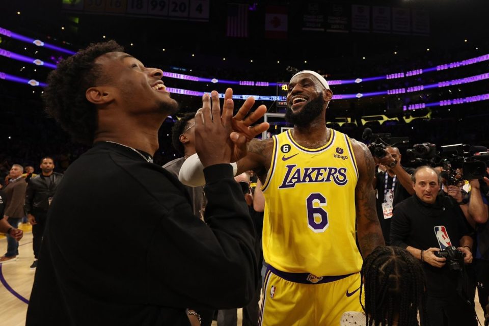 LeBron James  celebra con Bronny James luego de convertirse en el máximo anotador en la historia de la NBA.
