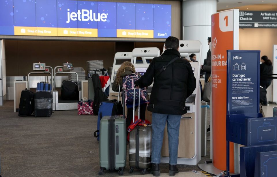 Pasajeros de JetBlue en el San Francisco International Airport.