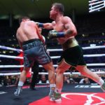 Canelo Alvarez de México golpea a John Ryder de Gran Bretaña durante la pelea por el Campeonato de Peso Supermediano en el Estadio Akron el 6 de mayo de 2023 en Zapopan, México.